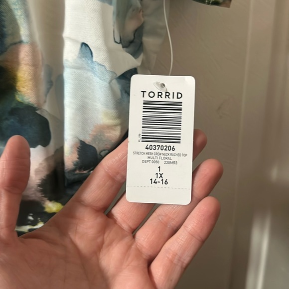 TORRID Stretch Mesh Crew Neck Ruched Top: MULTI FLORAL PRINT: NWT: SIZE 1 - Picture 4 of 5